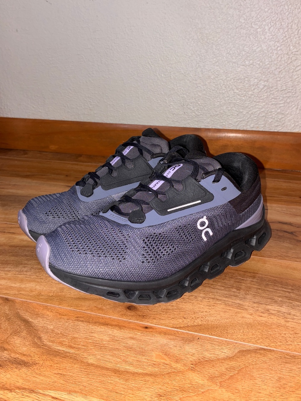 On Cloud Women’s Cloudstratus 3 Running Shoe Sneakers, black & purple - size 6.5